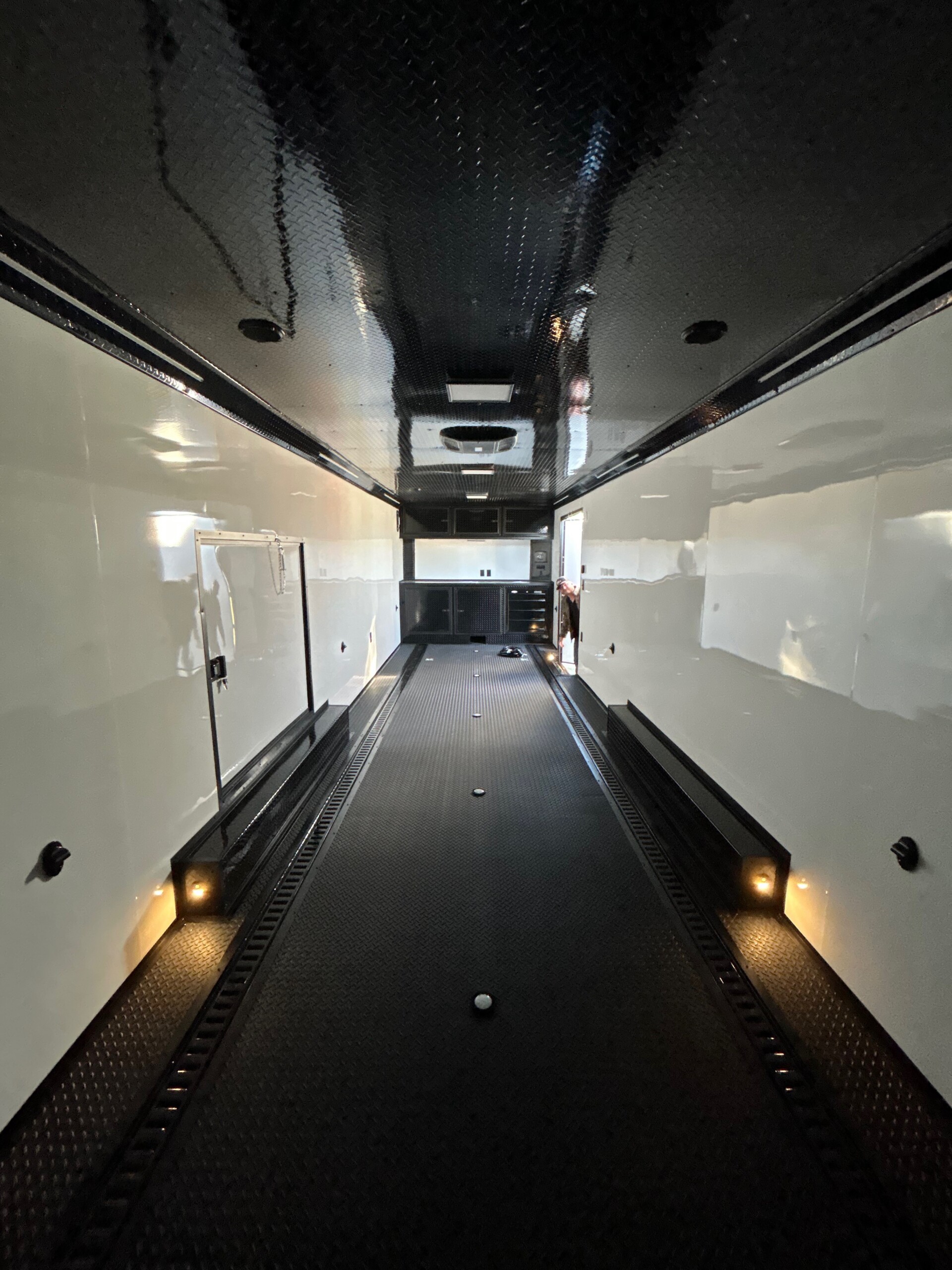 8.5X32TA LOADED RACE TRAILER - Image 15