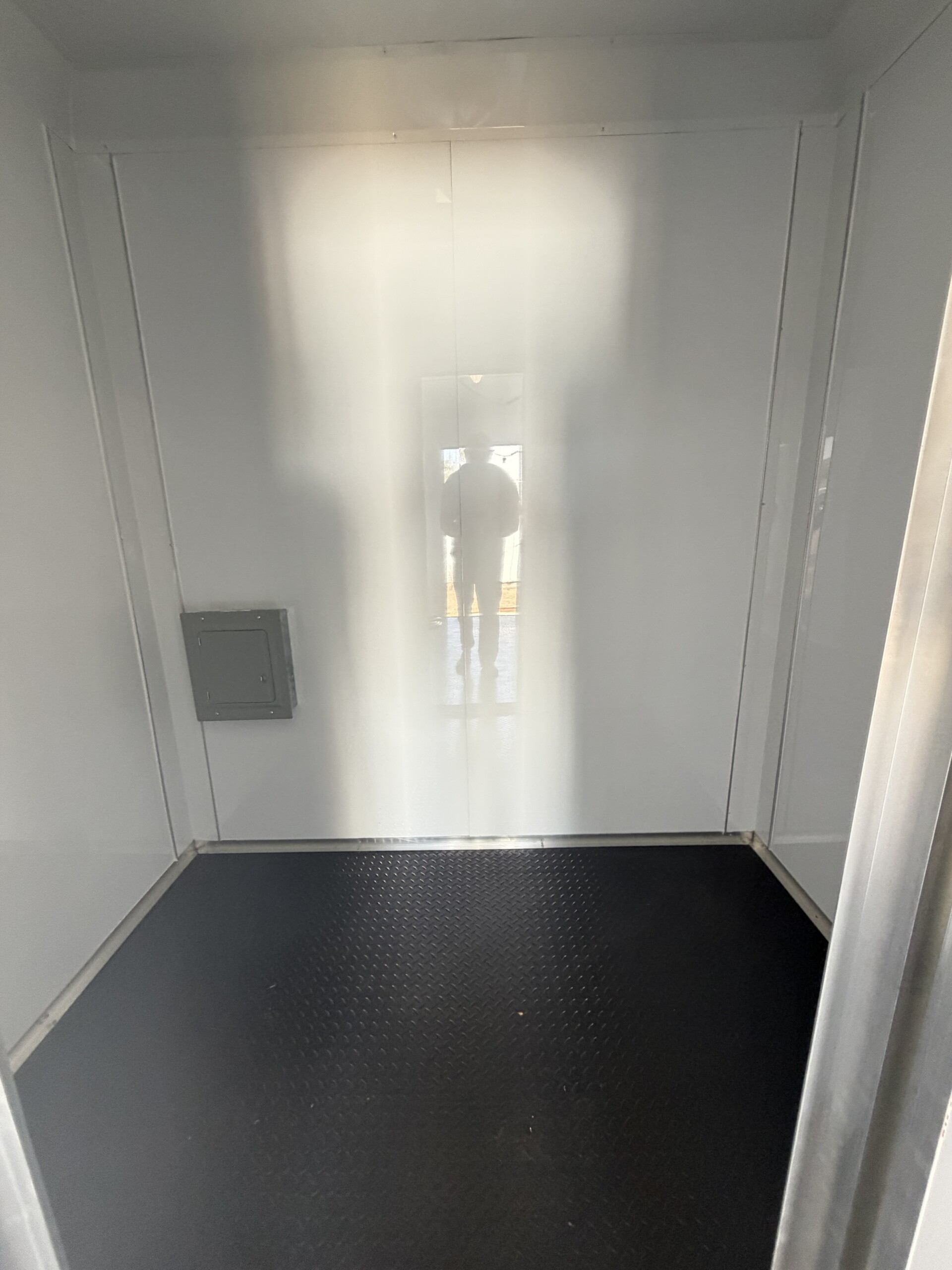 8.5X32TA LOADED RACE TRAILER - Image 18