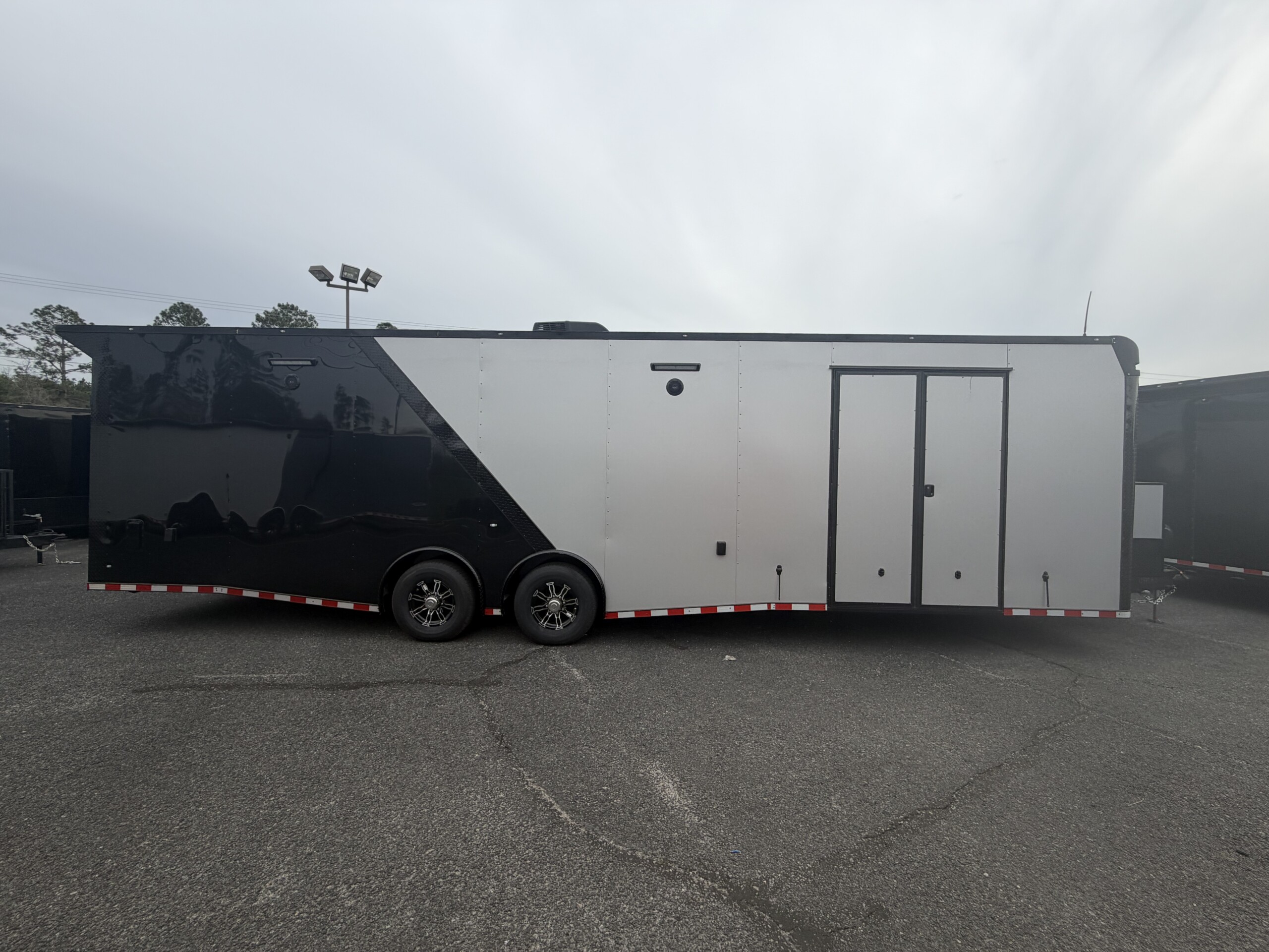 8.5X32TA LOADED RACE TRAILER - Image 3