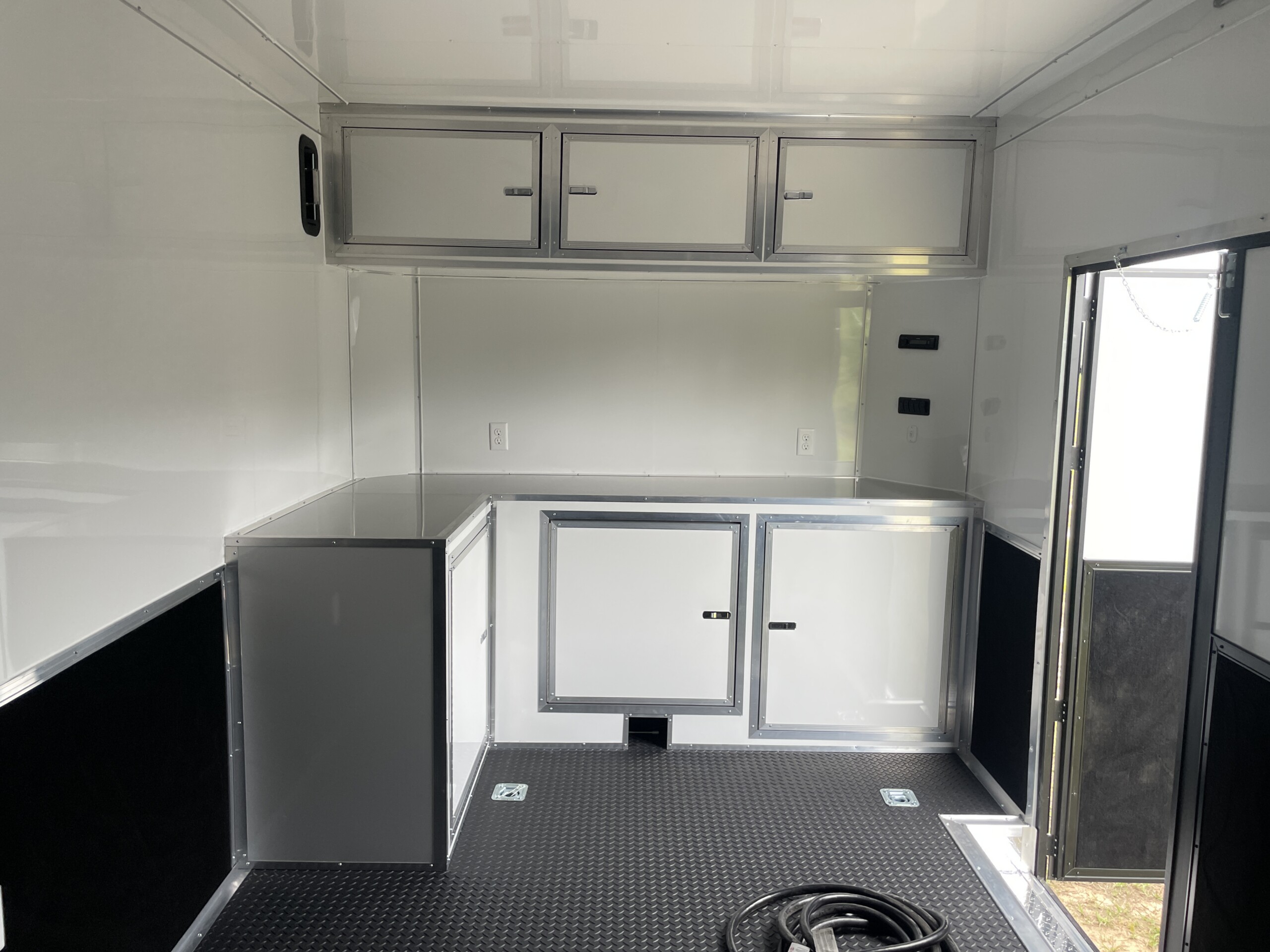 8.5 X 34 TRIPLE AXLE RACE CAR TRAILER - Image 11