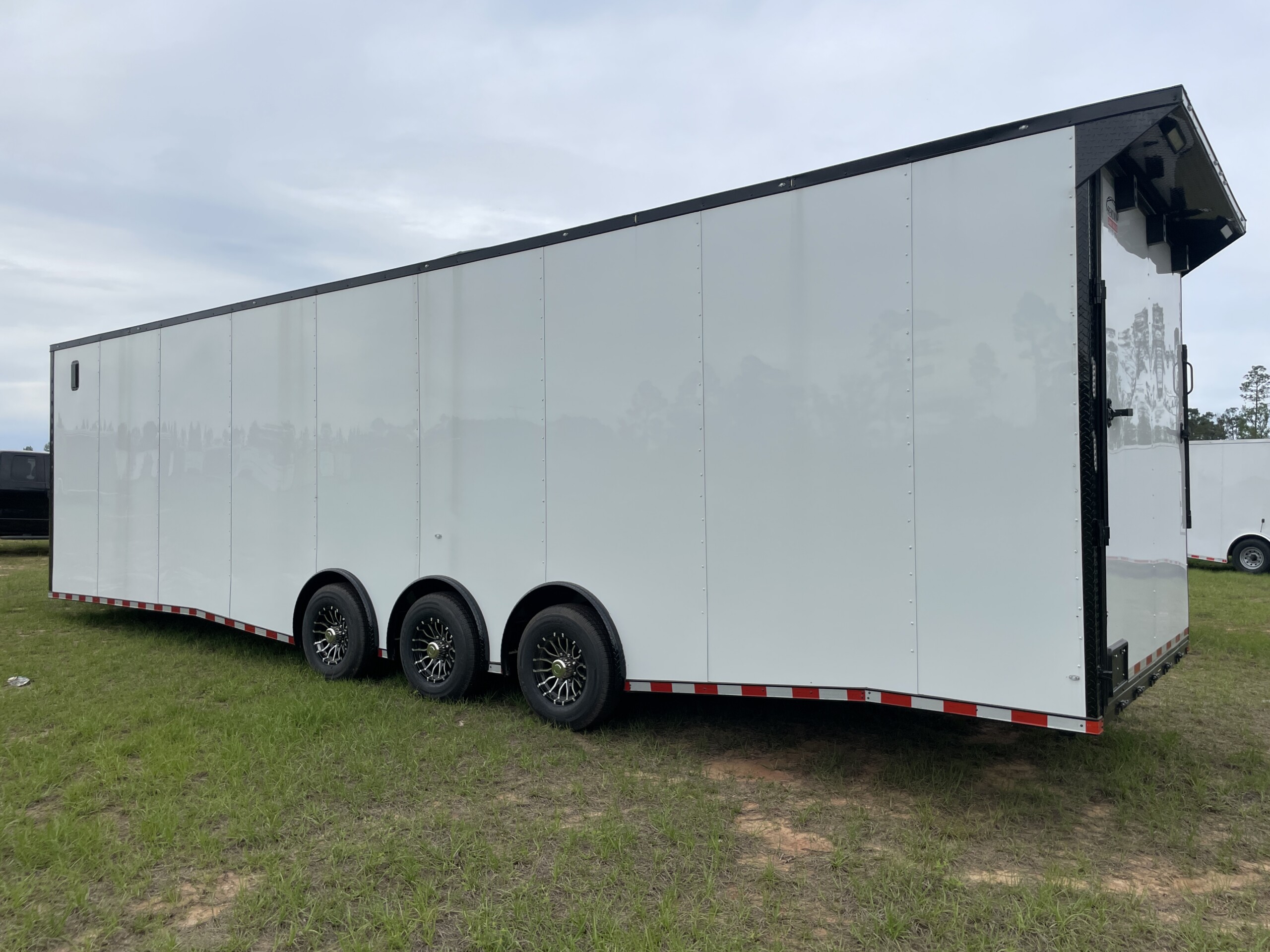8.5 X 34 TRIPLE AXLE RACE CAR TRAILER - Image 5