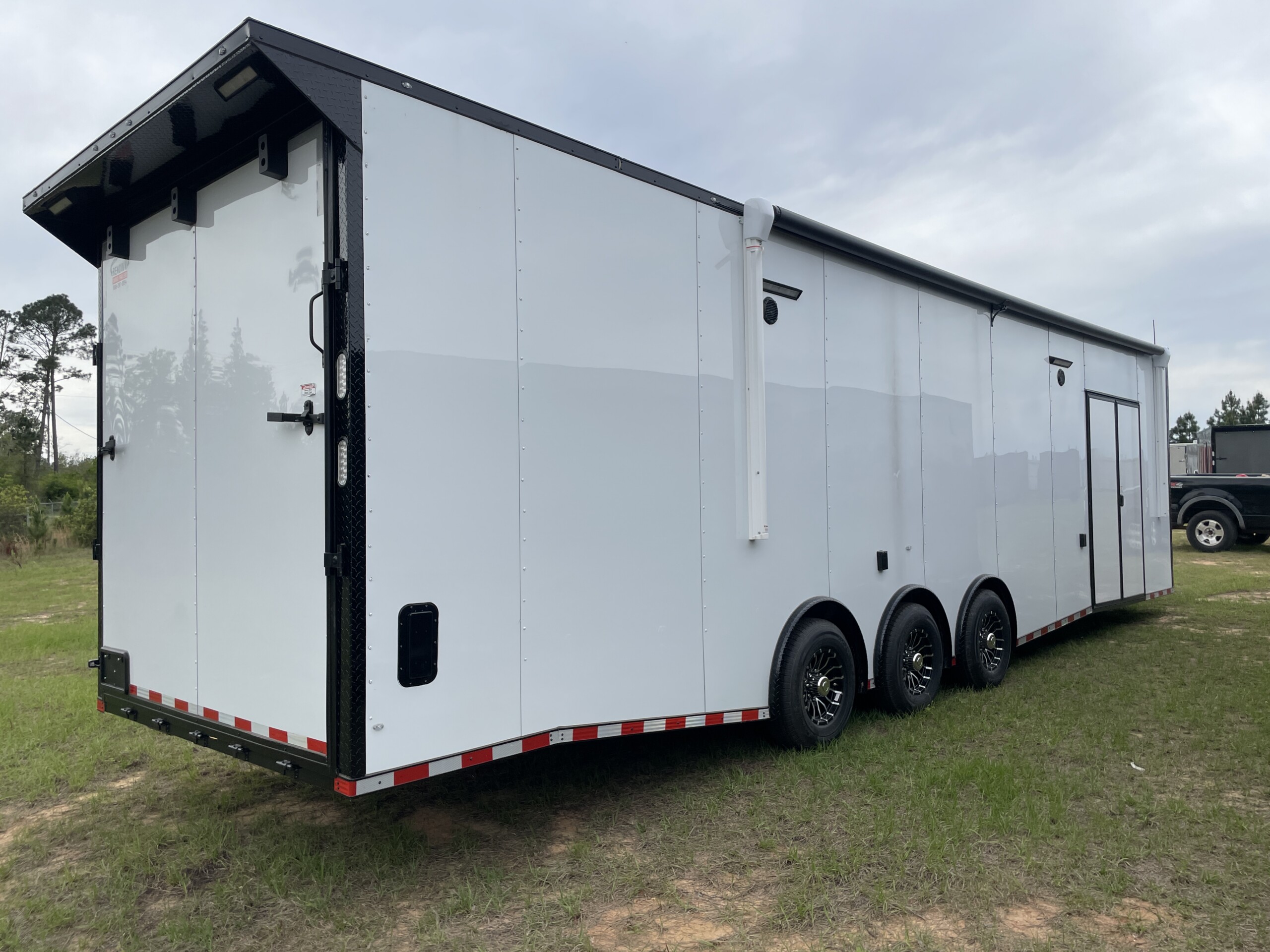 8.5 X 34 TRIPLE AXLE RACE CAR TRAILER - Image 8