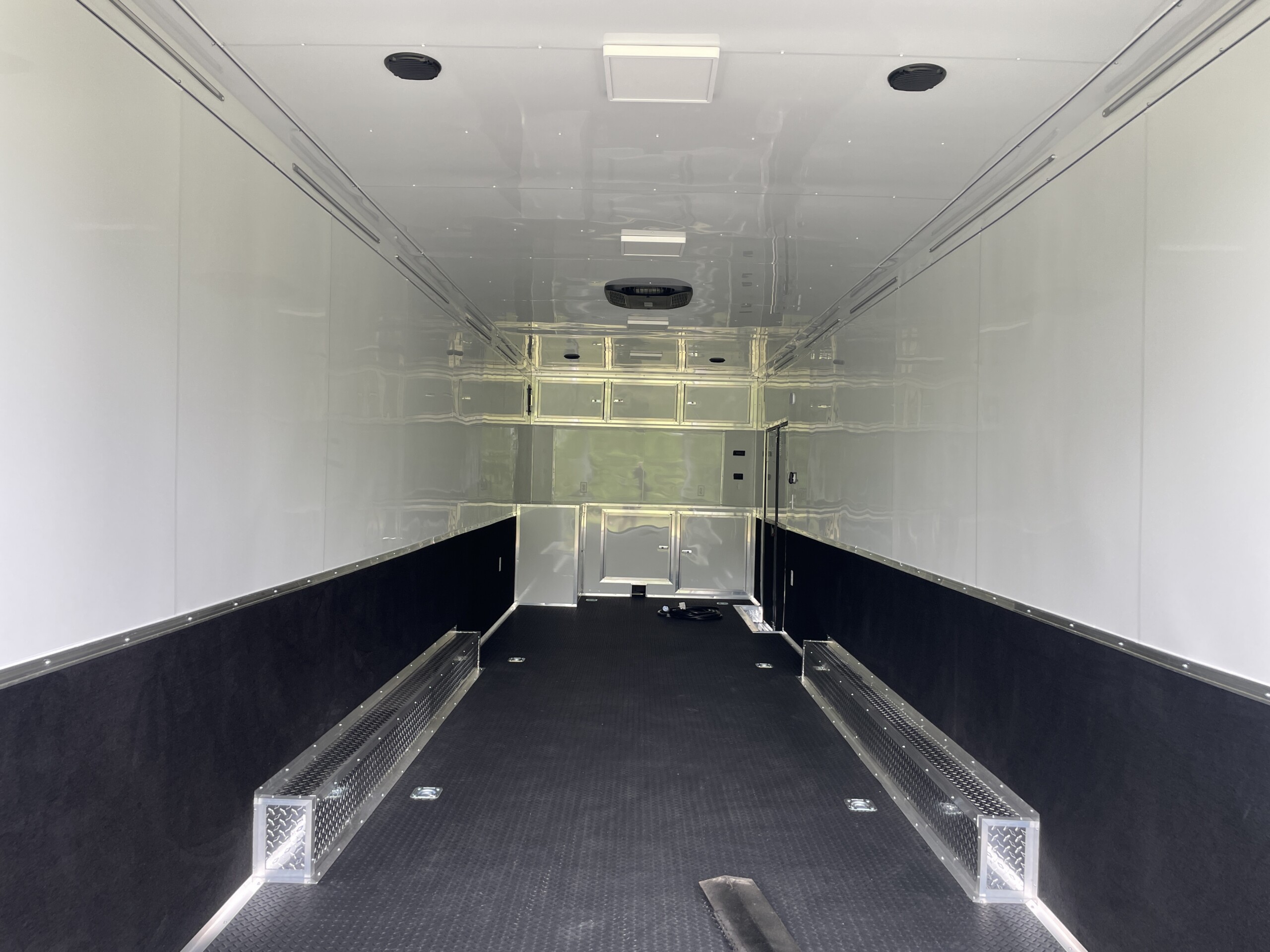 8.5 X 34 TRIPLE AXLE RACE CAR TRAILER - Image 10